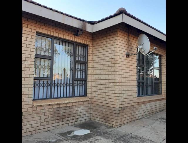 4 BEDROOM HOUSE FOR SALE IN STRETFORD